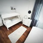 Linda - *